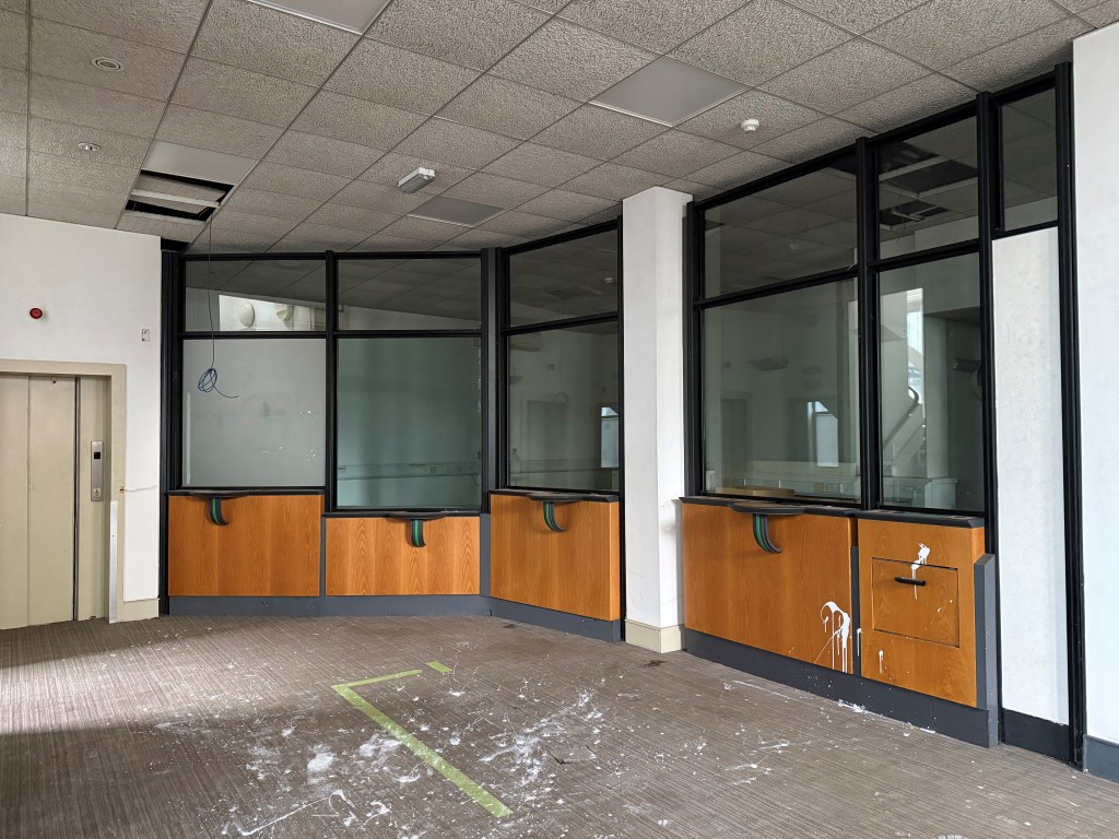 Lot: 45 - FREEHOLD FORMER BANK WITH DEVELOPMENT POTENTIAL - Former banking hall